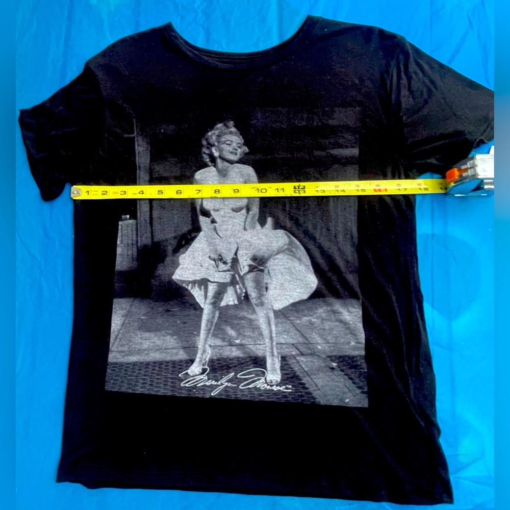 Marylin Monroe Classic Black T-Shirt size S Juniors - Picture 3 of 8